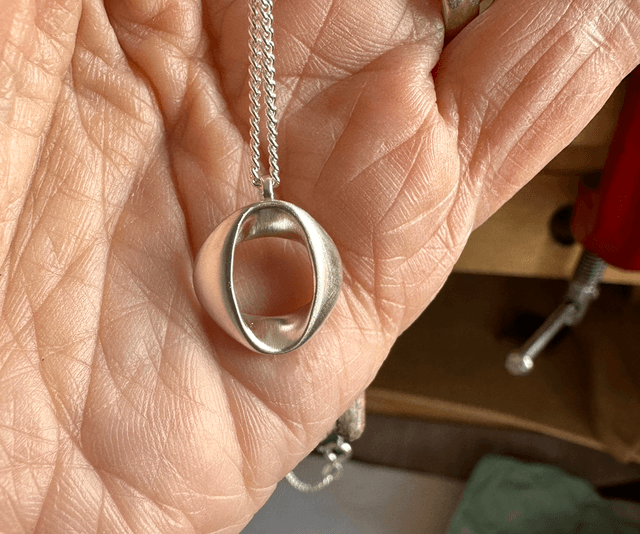 Sqoval Pendant 