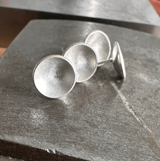 Curved Circle Stud Earrings 