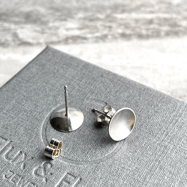 Curved Circle Stud Earrings 